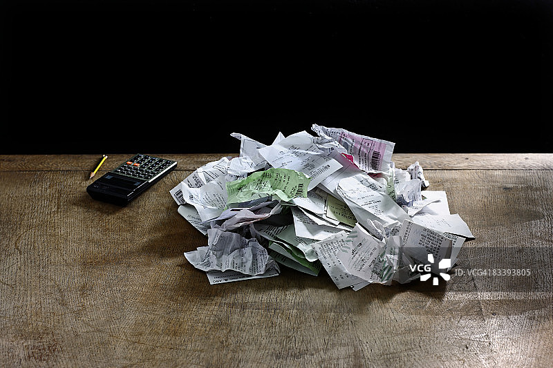 桌子上的一堆收据图片素材