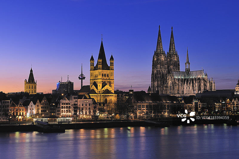 科隆城市天际线与灯光下的科隆大教堂 (黄昏)图片素材