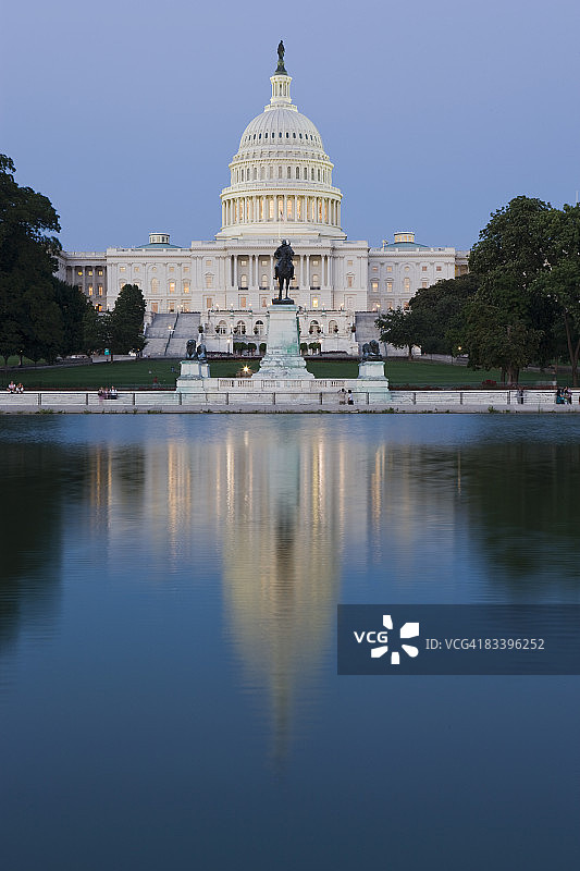 带有倒影的美国国会大厦图片素材