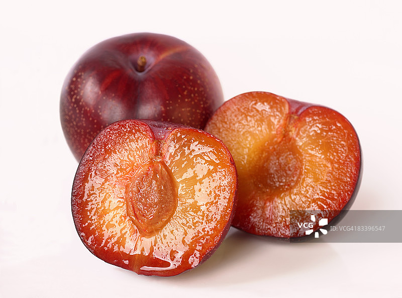 切成两半的红梅图片素材