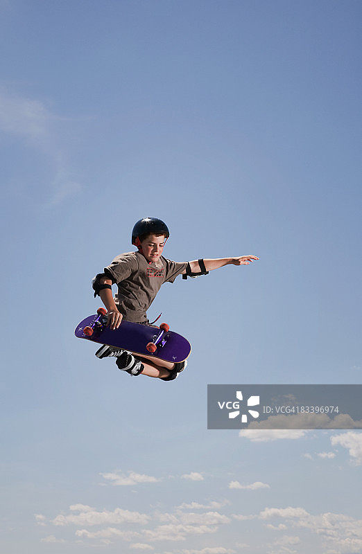 玩滑板的男孩图片素材
