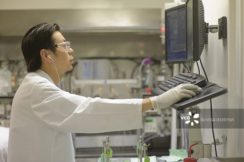 实验室里的科学家在电脑上输入信息图片素材