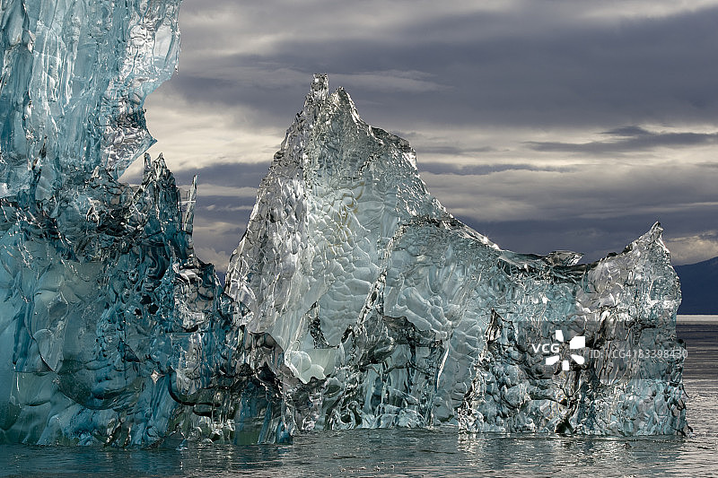 阿拉斯加霍克汉姆湾融化的冰山图片素材