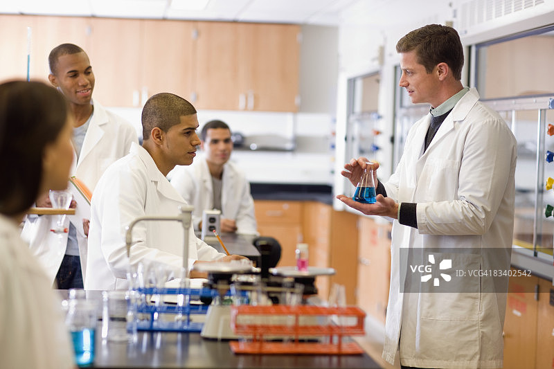 大学教授讲授化学课图片素材