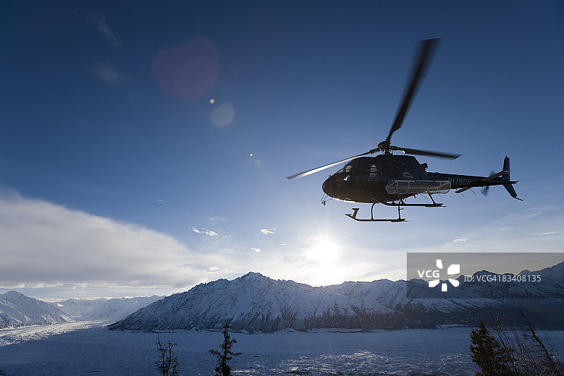 阿拉斯加州马塔努斯卡冰川上空的直升机图片素材
