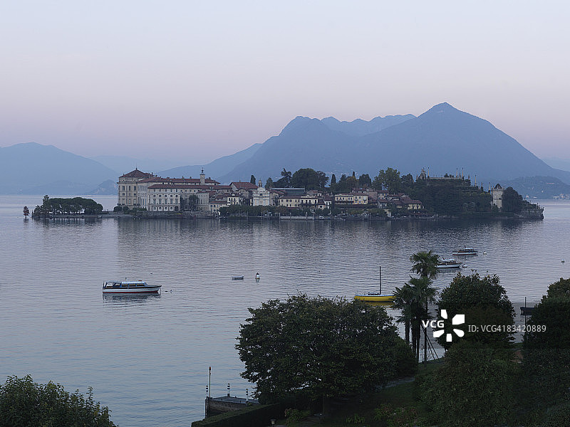 马焦雷湖傍晚的美丽岛图片素材