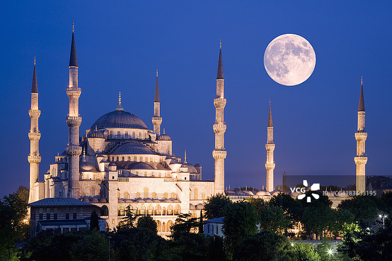 苏丹艾哈迈德清真寺（蓝色清真寺）上的月亮图片素材