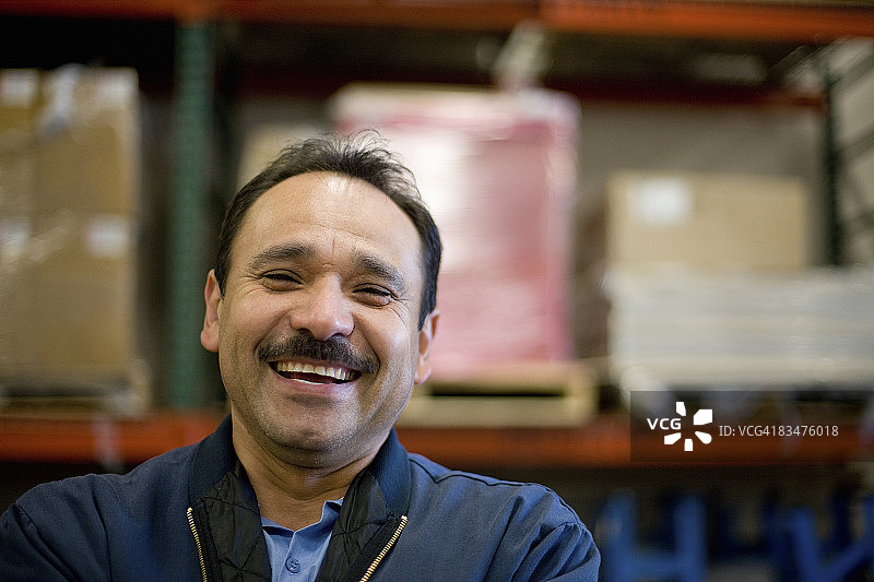 在仓库里大笑的男人图片素材