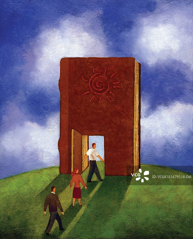 三个人穿过巨型书本中的门口图片素材