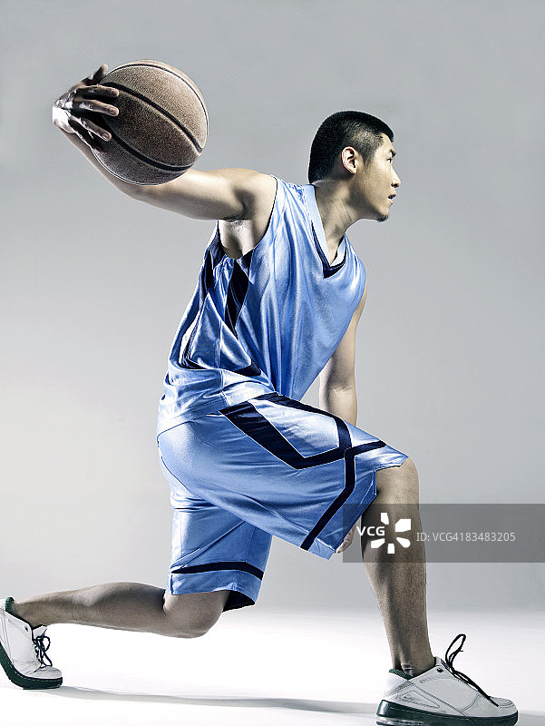 男人打篮球侧视图图片素材