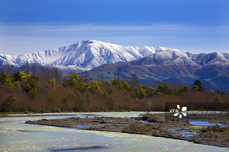 河流与雪山覆盖的南阿尔卑斯山图片素材