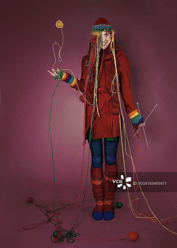 一位女士穿着针织服装的肖像图片素材