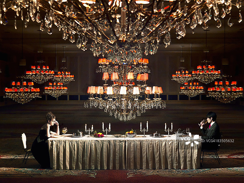 男人和女人坐在舞厅里图片素材