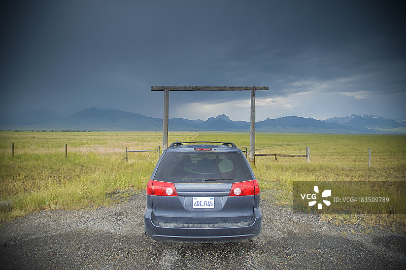 面包车在牧场入口，阴沉天空图片素材