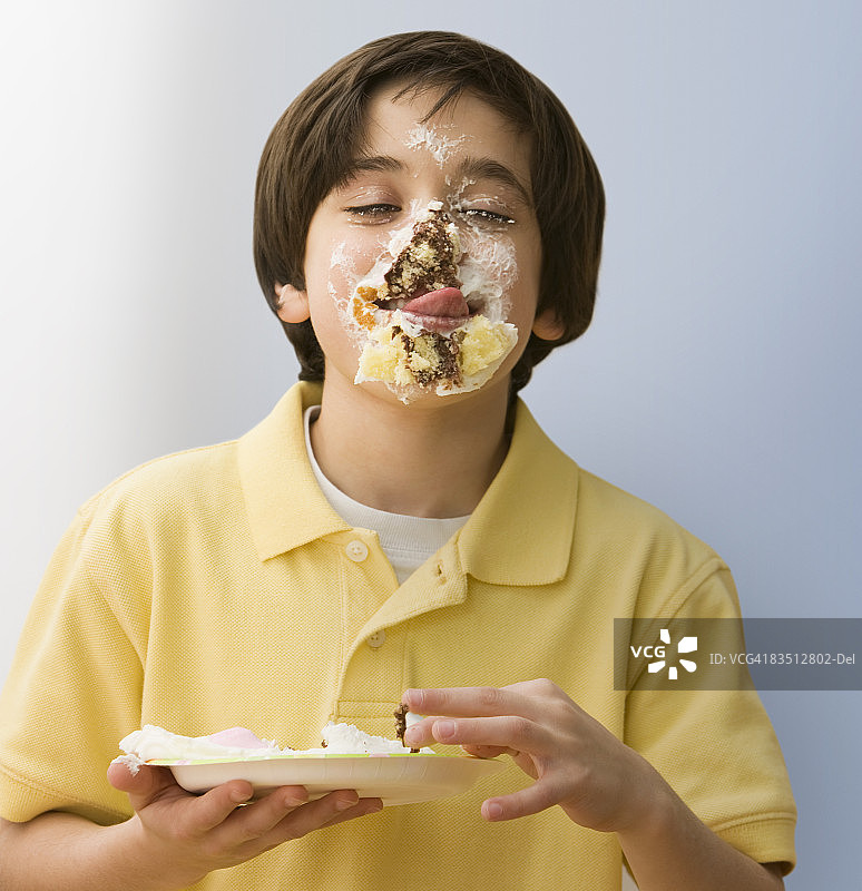 满脸蛋糕的小男孩图片素材