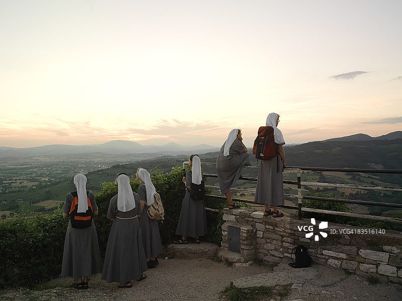罗卡·马焦雷的修女们欣赏日落图片素材