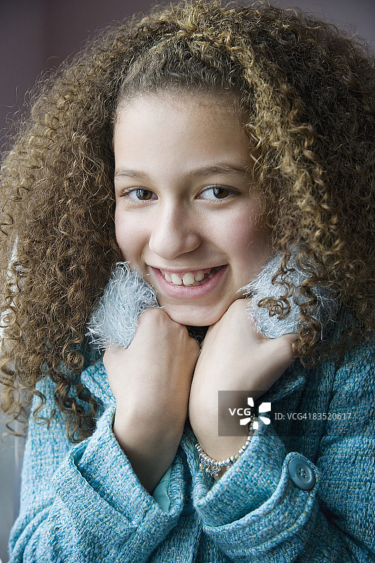 戴着围巾和穿着夹克的混血女孩图片素材