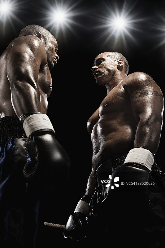 即将开始拳击比赛的非洲拳击手图片素材