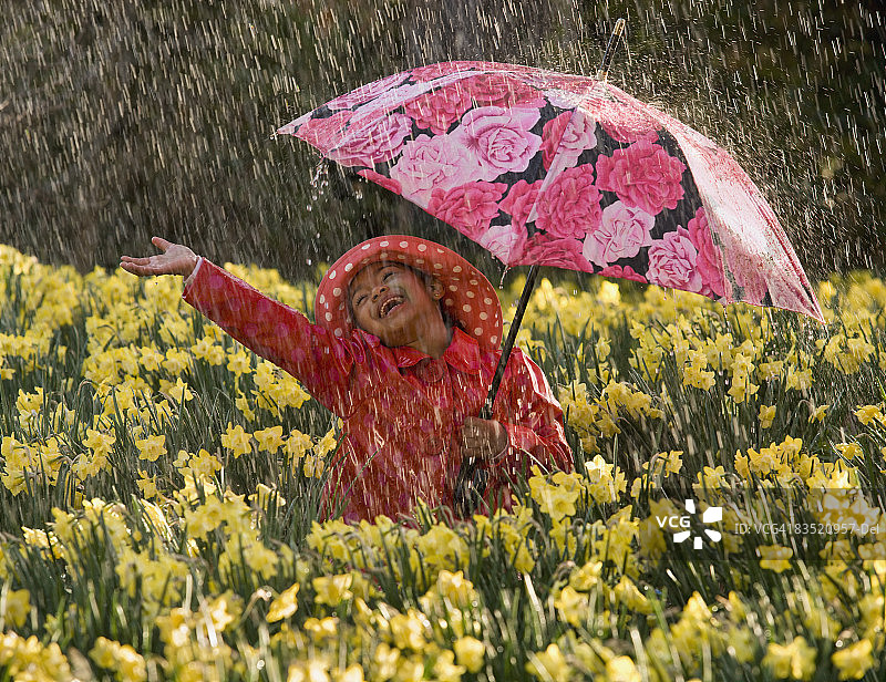 非洲女孩在雨中玩耍图片素材