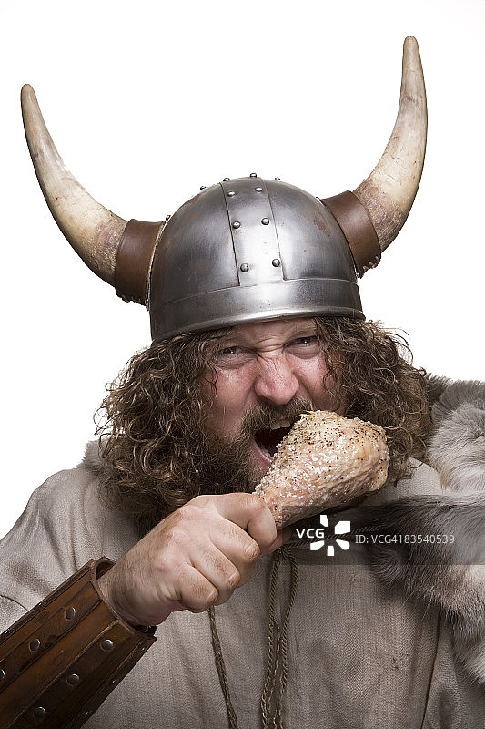 维京人在白色背景上吃鸡腿图片素材