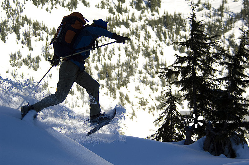 穿着雪鞋跑步的男人图片素材