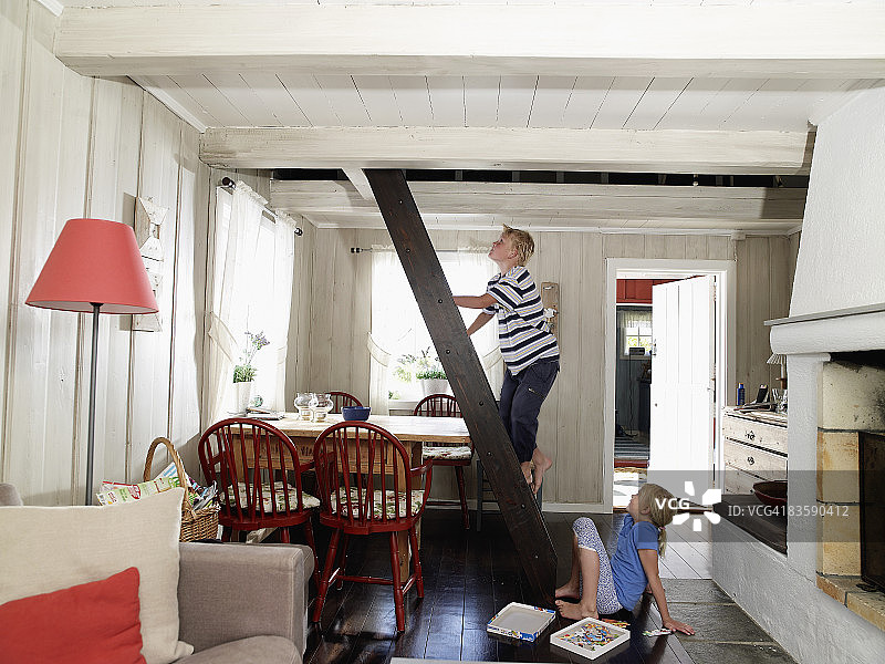 孩子们在避暑别墅里玩耍图片素材