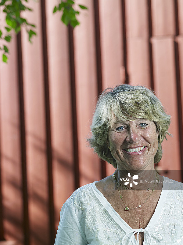 快乐的老奶奶看着镜头图片素材