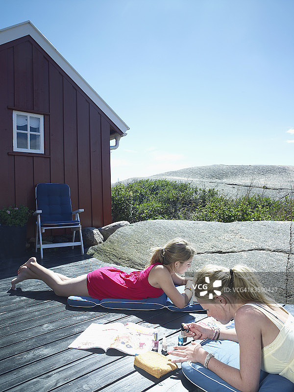 两个女孩一起开心地涂指甲油图片素材