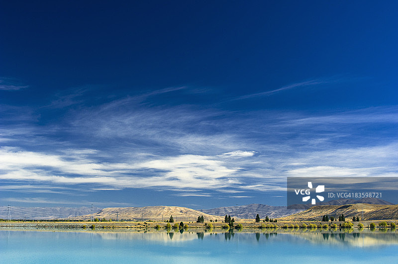 平静的湖面，倒映着天空云彩图片素材