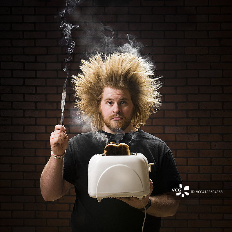 使用冒烟烤面包机的男人图片素材