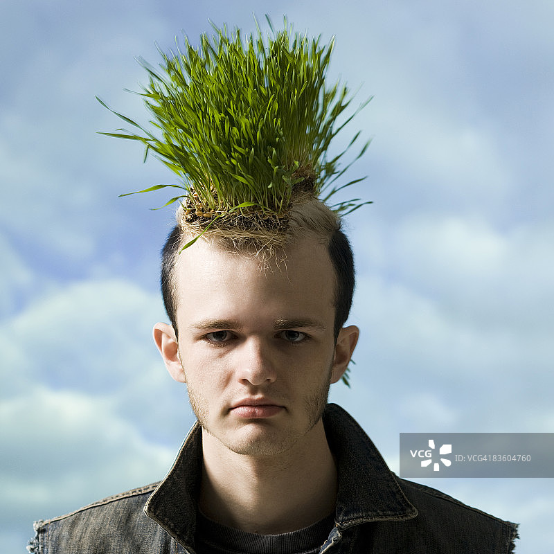 留着草地莫霍克发型的男人图片素材