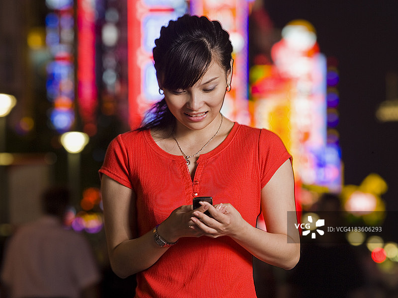 拿着手机的女人图片素材