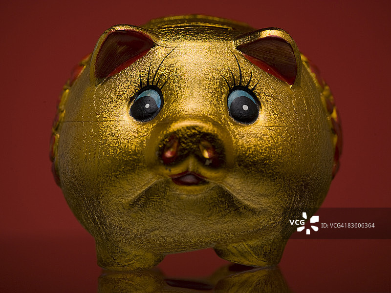 金色小猪储蓄罐图片素材