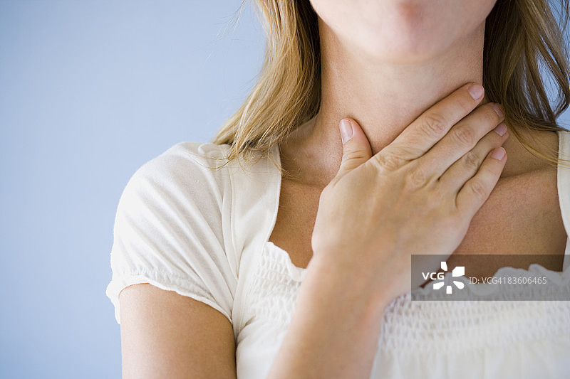 手放在喉咙上的女人图片素材