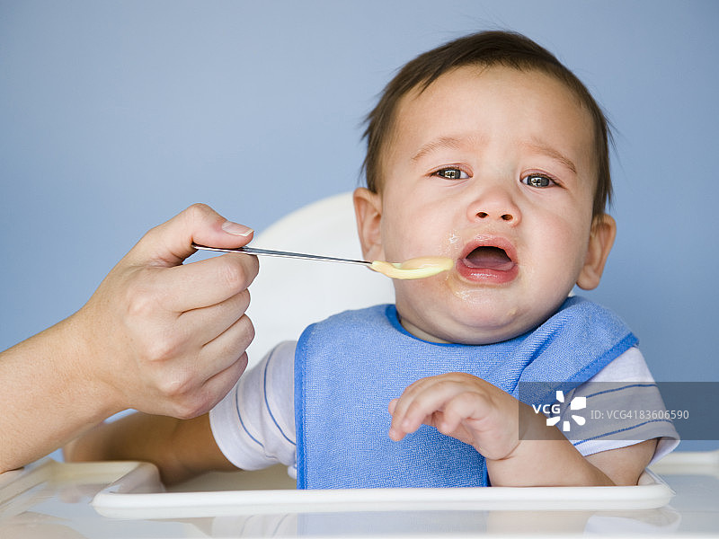 戴着蓝色围兜的男婴图片素材