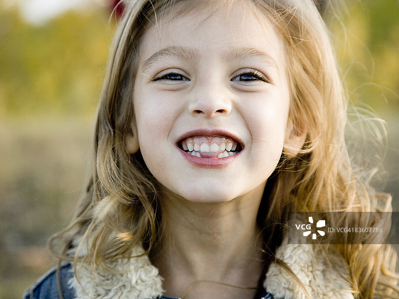 吐舌头的小女孩图片素材