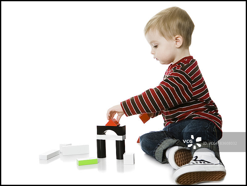 玩玩具的小男孩图片素材