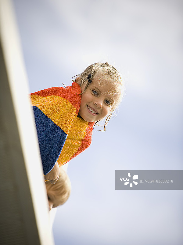女孩裹着沙滩巾图片素材