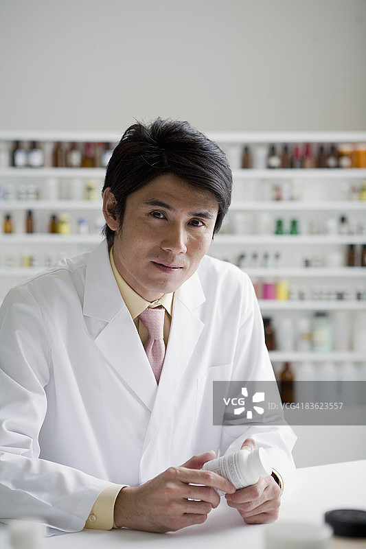 药剂师取药瓶图片素材