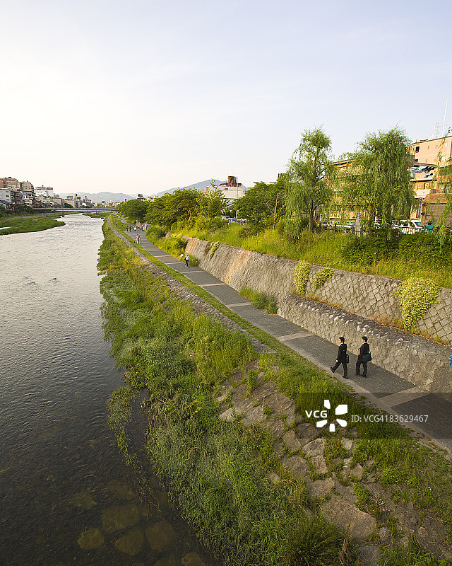 当地人沿着鸭川河岸漫步图片素材
