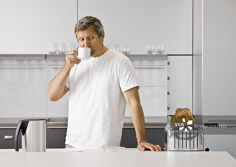 男人喝咖啡做早餐图片素材