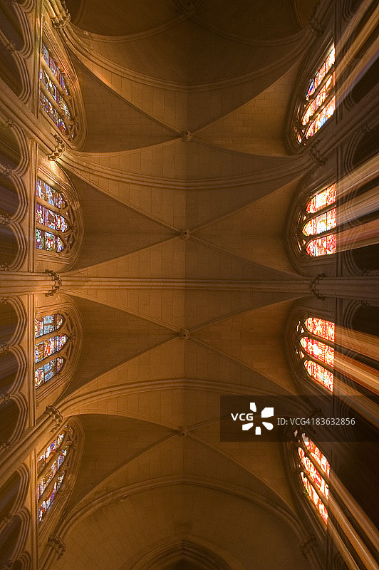 穿过教堂窗户的光线图片素材