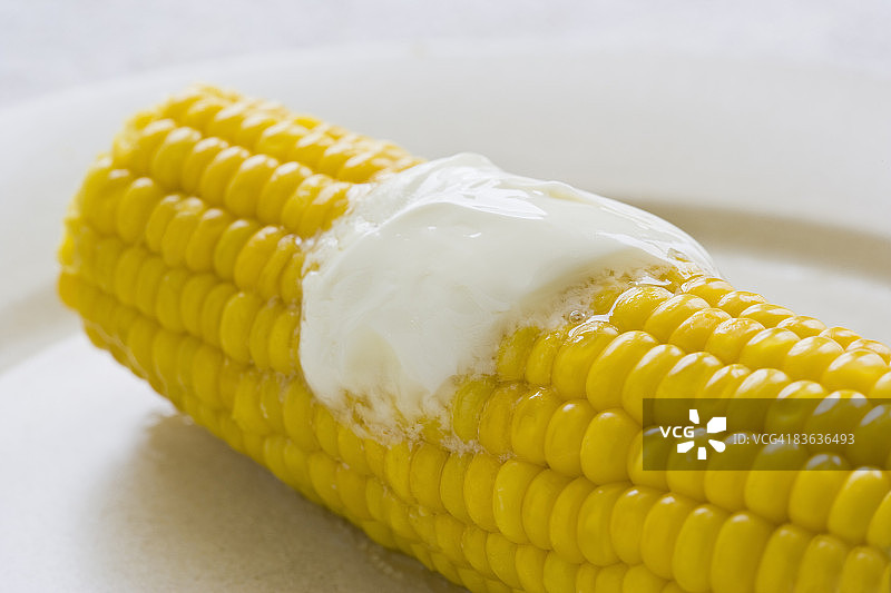 融化黄油的甜玉米图片素材