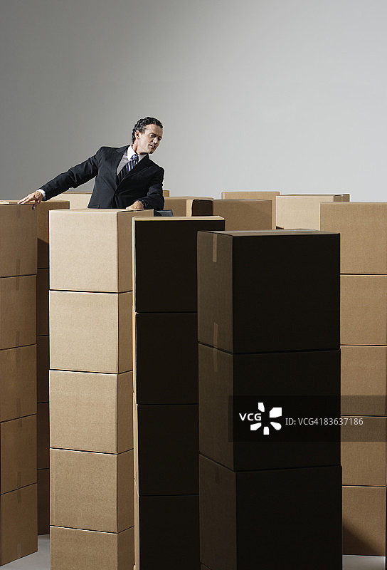 堆叠的盒子和男人图片素材