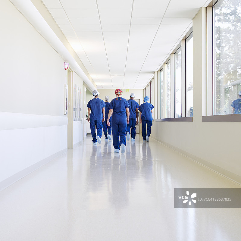 外科团队走在医院走廊里图片素材