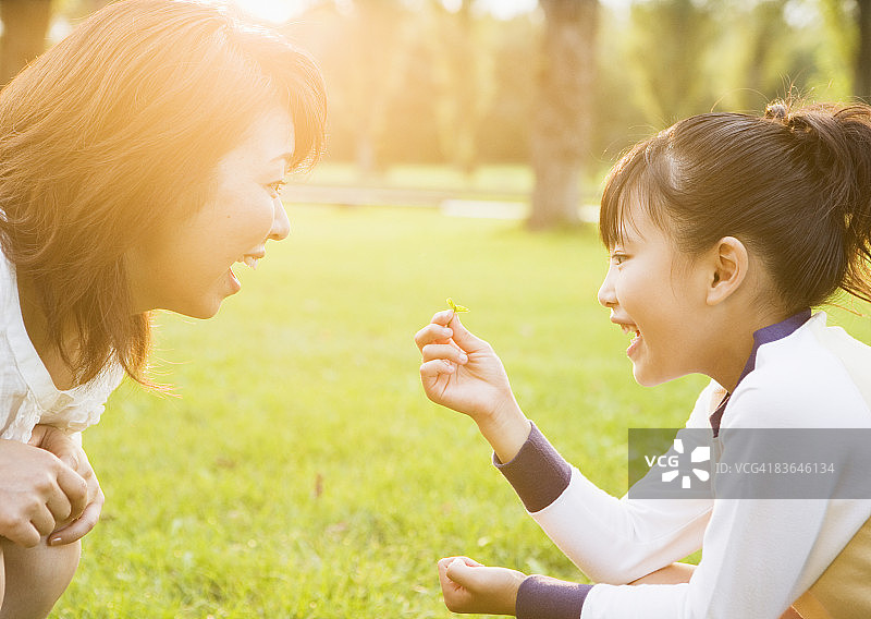 母女寻找四叶草图片素材