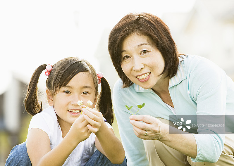 祖母和孙子拿着三叶草图片素材