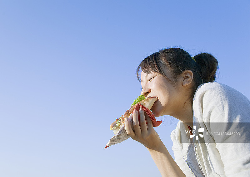 女士吃热狗图片素材