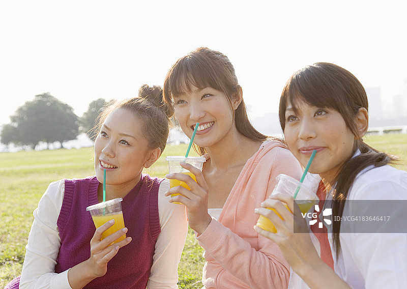 女人喝一杯果汁图片素材
