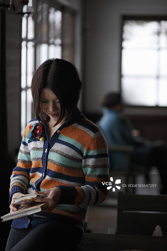 看书的女人图片素材